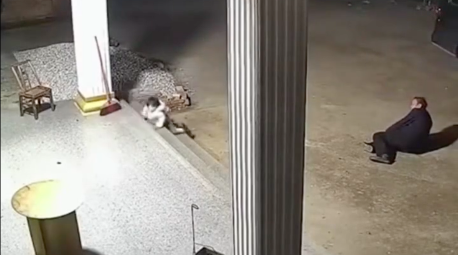 Cả làng ăn mừng chào đón em bé đầu tiên ra đời sau 17 năm插图2