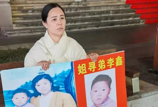 Đi xin ăn lạc mất em trai, chị mòn mỏi tìm suốt 25 năm rồi vỡ òa bật khóc