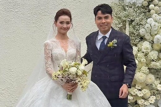 Hành động gây xôn xao của mẹ vợ Đức Huy ngay tại tiệc cưới với MC Mù Tạt