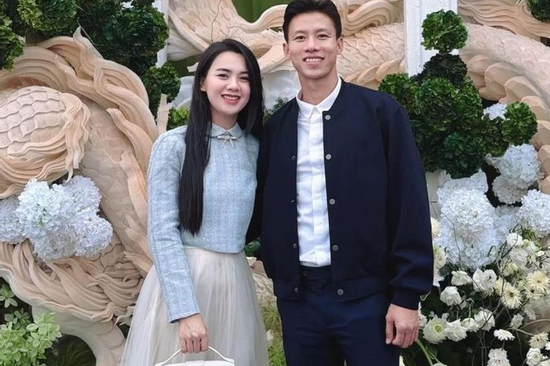 Hoa khôi ĐH Vinh 'xả ảnh' cùng đội trưởng tuyển Việt Nam đi ăn cưới, đẳng cấp nhan sắc số 1 làng WAGs