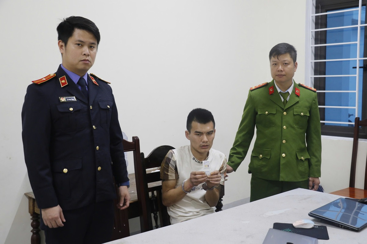 Bắt kẻ bịt mặt xông vào phòng tập thể dục cướp dây chuyền của người phụ nữ - Ảnh 1.