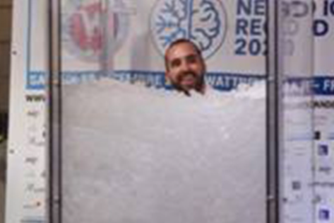 Người đàn ông đứng giữa tủ đá -18°C suốt hơn 2,5 giờ, lập kỷ lục Guinness nhiều người rùng mình