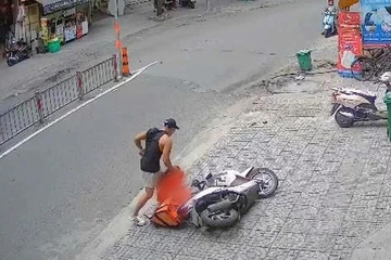 Nữ shipper bị nam thanh niên lao vào hành hung giữa đường ở TP.HCM, clip lan truyền gây bức xúc