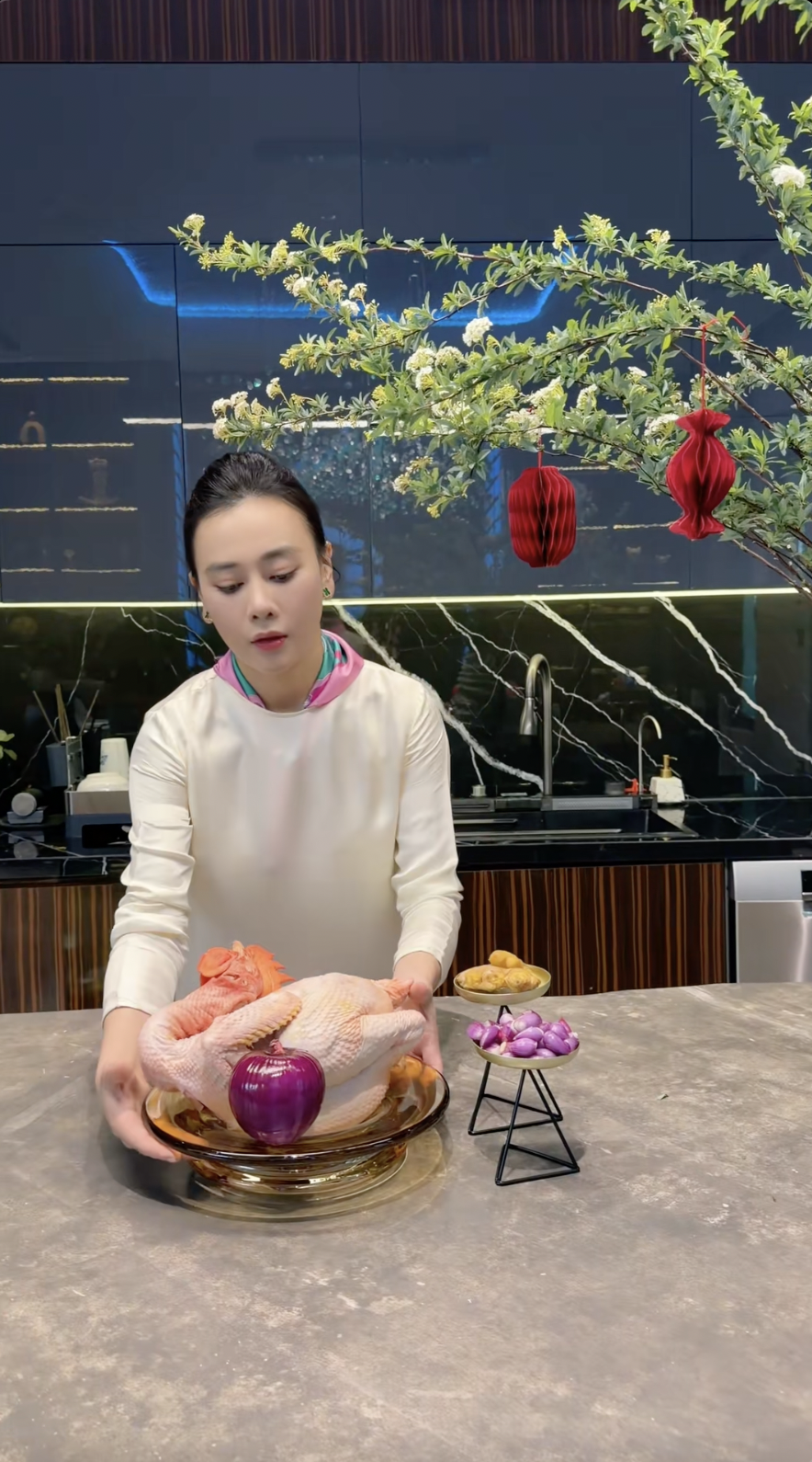 Phương Oanh lộ diện với vlog nấu ăn hấp dẫn , món ăn nhỏ gây chú ý - Ảnh 4.