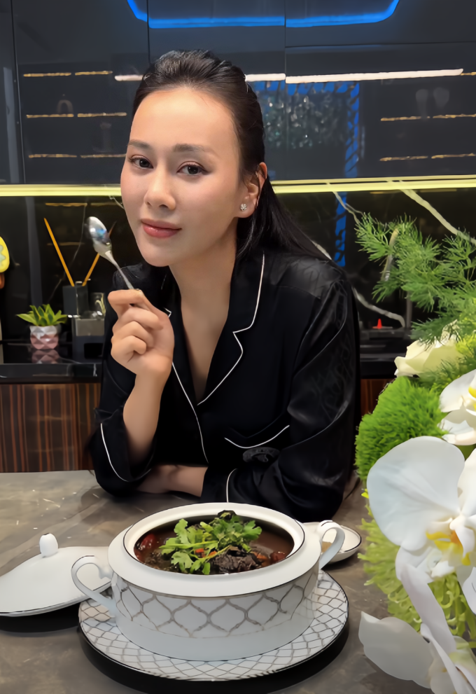 Phương Oanh lộ diện với vlog nấu ăn hấp dẫn , món ăn nhỏ gây chú ý - Ảnh 1.