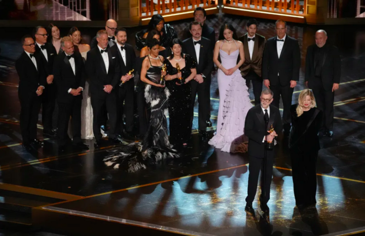 Đạo diễn Paul Thomas Anderson và ê-kíp lên nhận giải thưởng Oscar hạng mục Phim hay nhất.