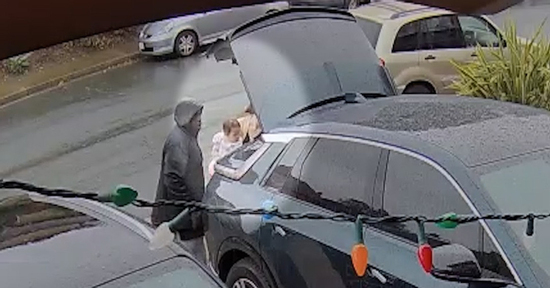 Bé 12 tháng tuổi mắc kẹt trong ô tô 30 phút, cha nhờ ChatGPT mới cứu được con