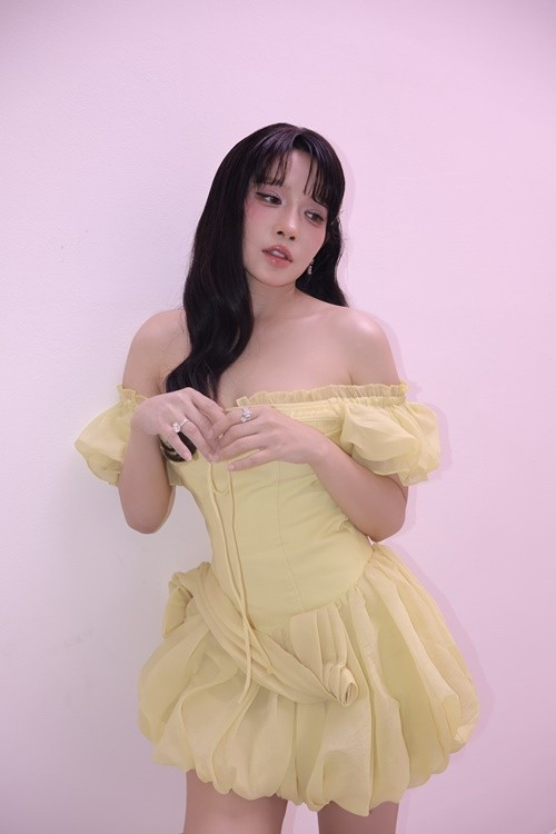 Khả Như biến hóa phong cách, ngày càng gợi cảm - Ảnh 5.