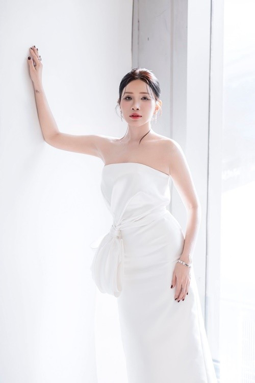 Khả Như biến hóa phong cách, ngày càng gợi cảm - Ảnh 2.