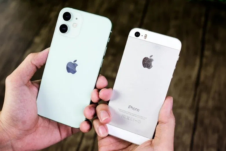 mat lung iphone 12 mini ben canh iphone 5s