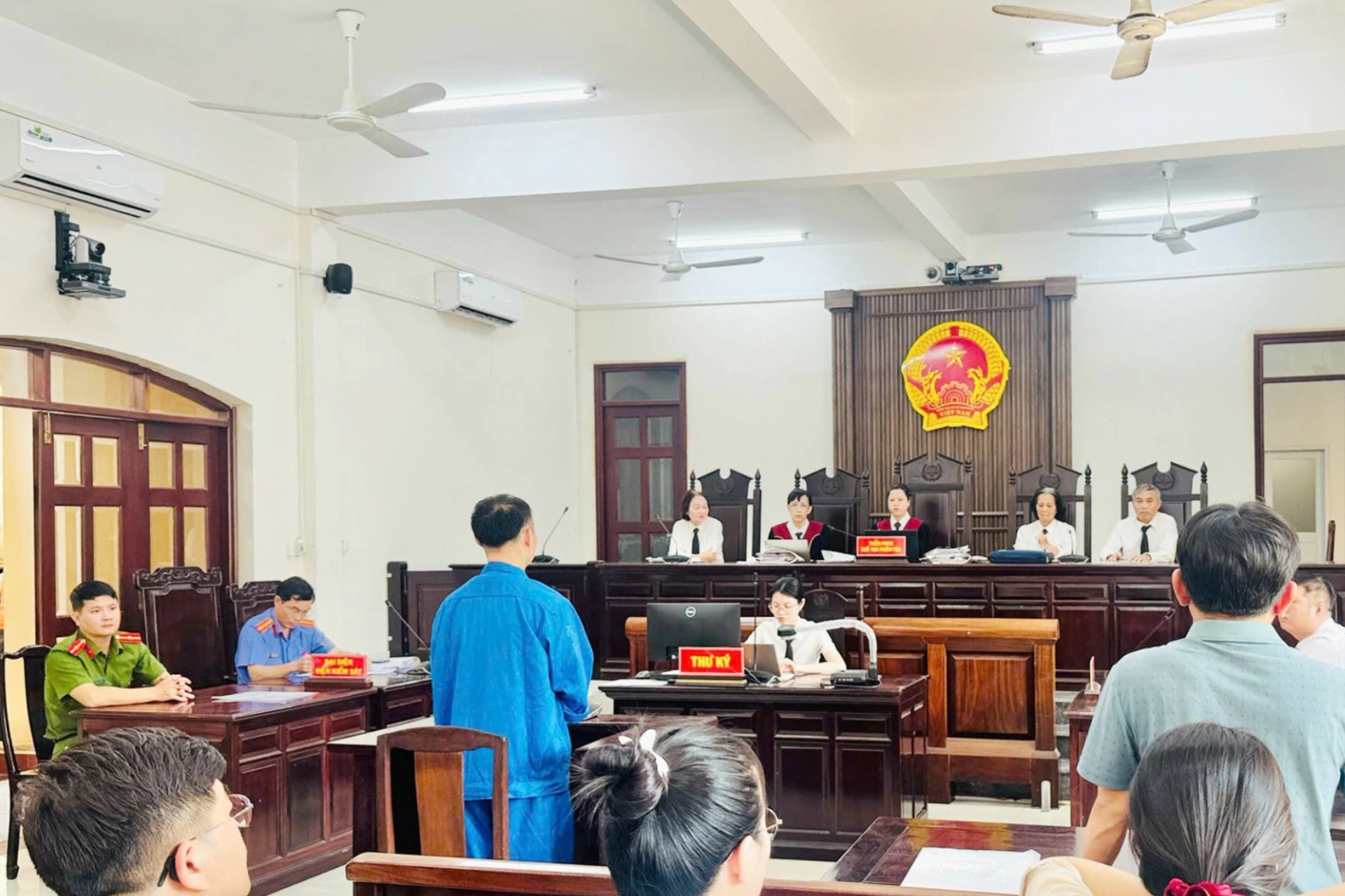 bac si dam dong nghiep.jpg