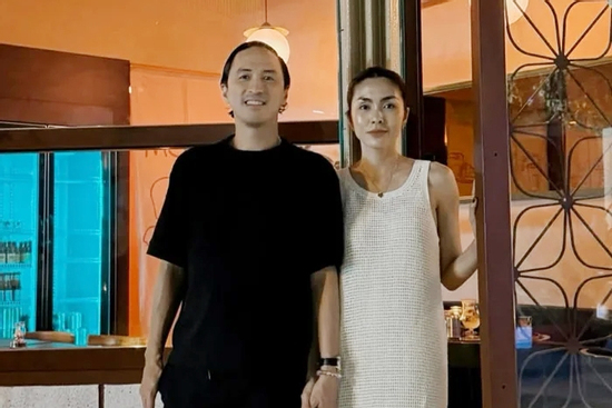 Tăng Thanh Hà lộ vòng 2 khác lạ khi chụp ảnh cùng chồng