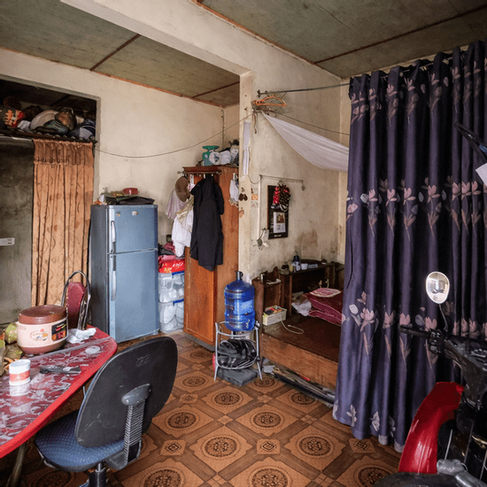 Đi làm xa nhà, người đàn ông nhớ mẹ mở camera kiểm tra thì phát hiện cảnh tượng gây sốc