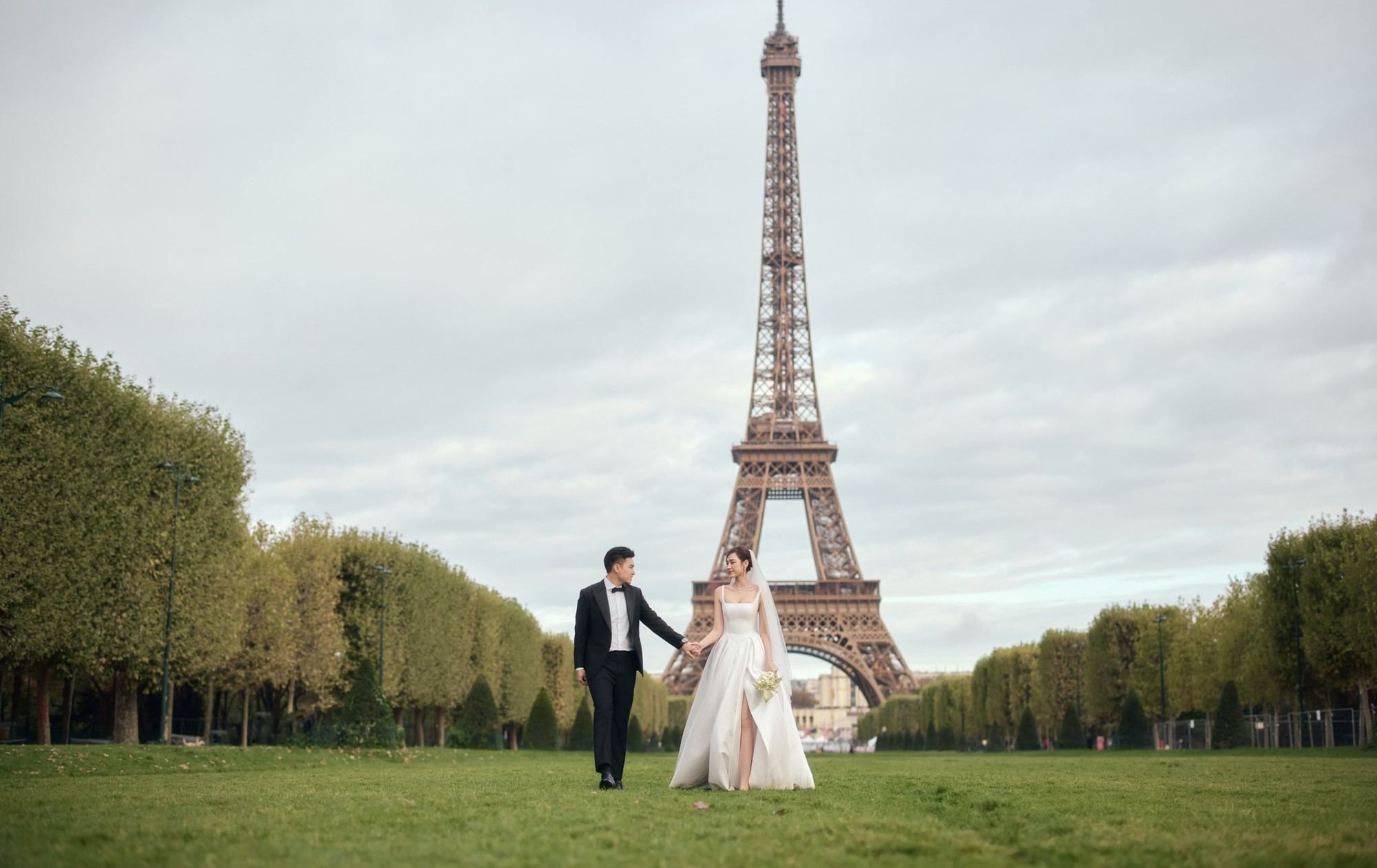 Hoa hậu Đỗ Thị Hà gây sốt với ảnh cưới lãng mạn tại châu Âu Năm 2025 - Ảnh 6.