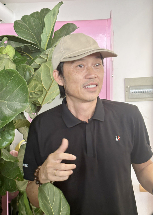 Nghệ sĩ Hoài Linh khiến nhiều người lo lắng khi một mình xuất hiện ở bệnh viện - Ảnh 4.