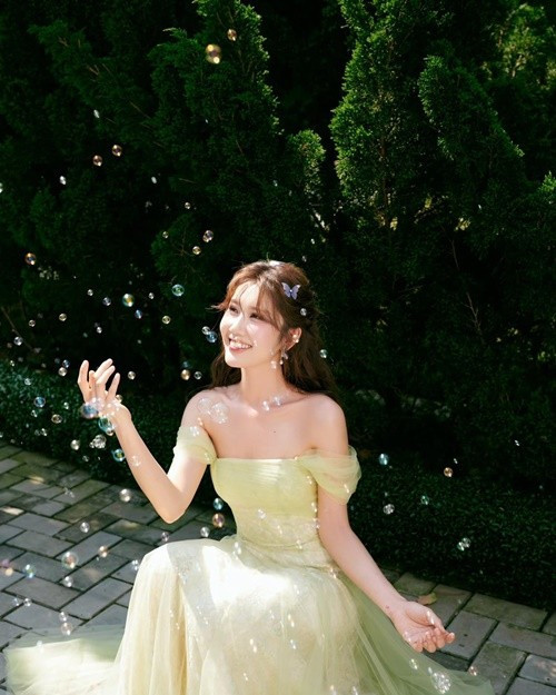 Thúy Ngân gây ấn tượng với gu thời trang quyến rũ - Ảnh 2.