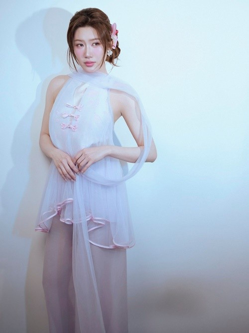 Thúy Ngân gây ấn tượng với gu thời trang quyến rũ - Ảnh 7.