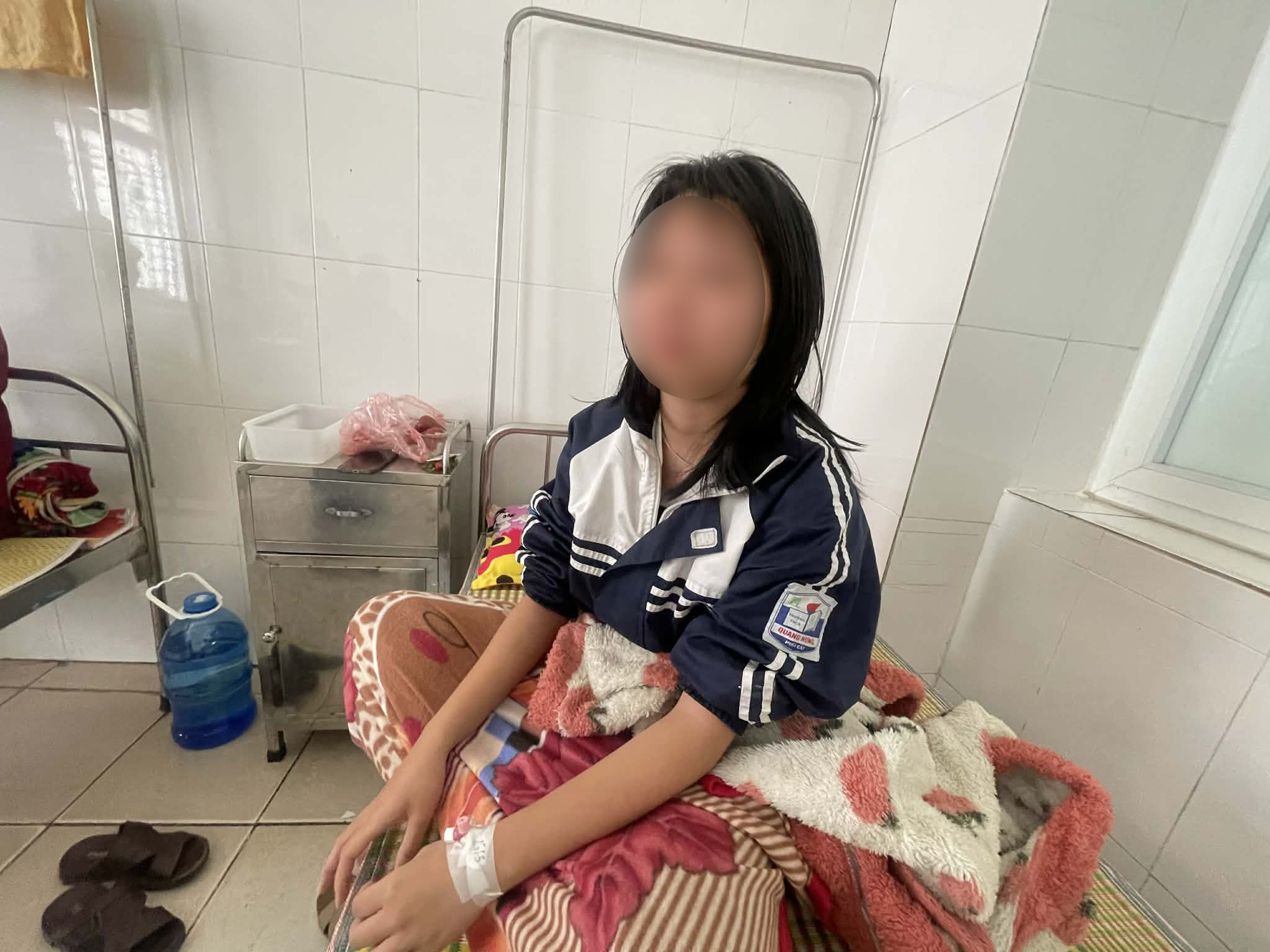 Vụ nữ sinh lớp 7 uống thuốc trừ sâu: Giáo viên chủ nhiệm nói mâu thuẫn kéo dài chưa được tháo gỡ- Ảnh 1.