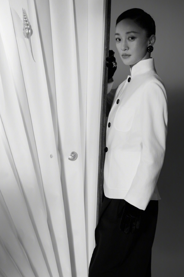 Châu Tấn khác lạ ở tuổi U60 sau tin đồn hẹn hò với bạn trai kém tuổi - Ảnh 4