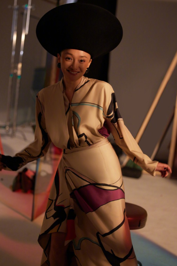 Châu Tấn khác lạ ở tuổi U60 sau tin đồn hẹn hò với bạn trai kém tuổi - Ảnh 3