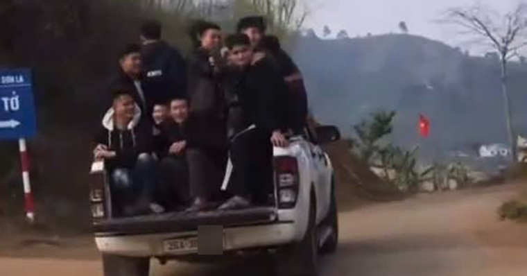 Chở gần 10 người trên thùng xe bán tải, tài xế bị xử phạt