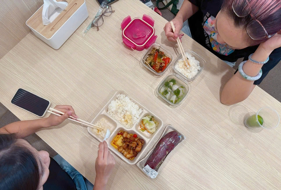 Hàng quán tăng giá, dân văn phòng rủ nhau thành lập 'hội cơm nhà'