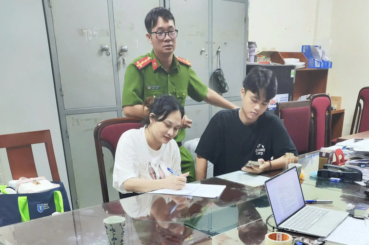 Ngô Thị Thêu (vợ Lê Khắc Ngọ) tại cơ quan công an. (Ảnh: Bộ Công an)