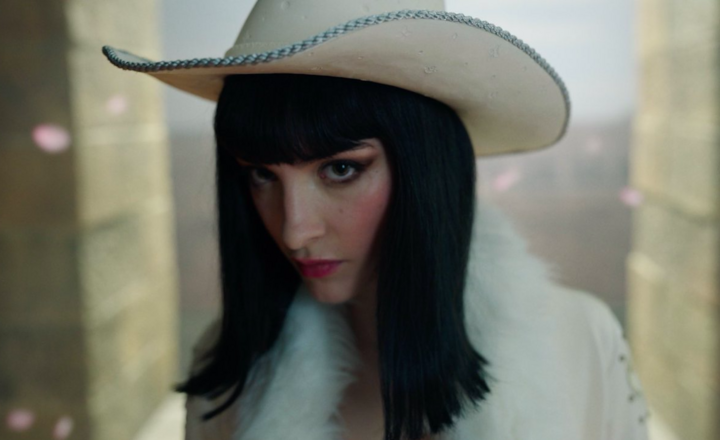 Nếu Nami giữ vững sức hút từ mùa đầu, thì sự xuất hiện của Lera Abova trong vai Nico Robin lại trở thành điểm nhấn mới của mùa 2.