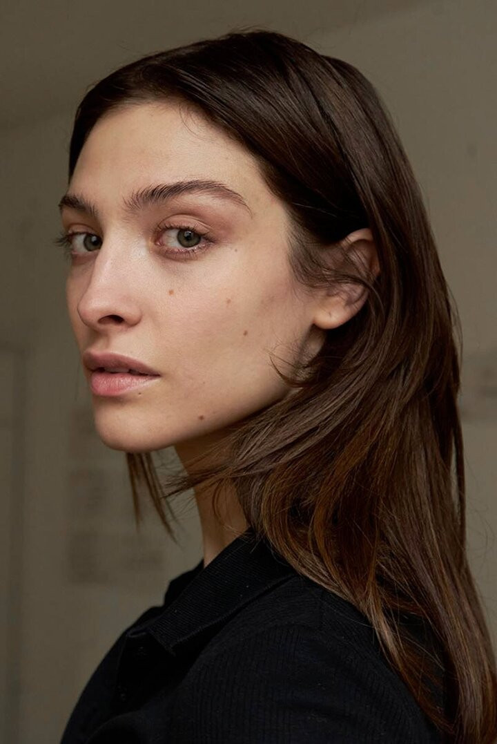 Sinh năm 1992, mang hai dòng máu Nga – Đức, Lera Abova có tuổi thơ nhiều biến động khi chuyển từ Siberia sang Đức sinh sống từ năm 13 tuổi. Những khó khăn ban đầu không khiến cô chùn bước, ngược lại giúp cô trở nên mạnh mẽ và độc lập hơn.