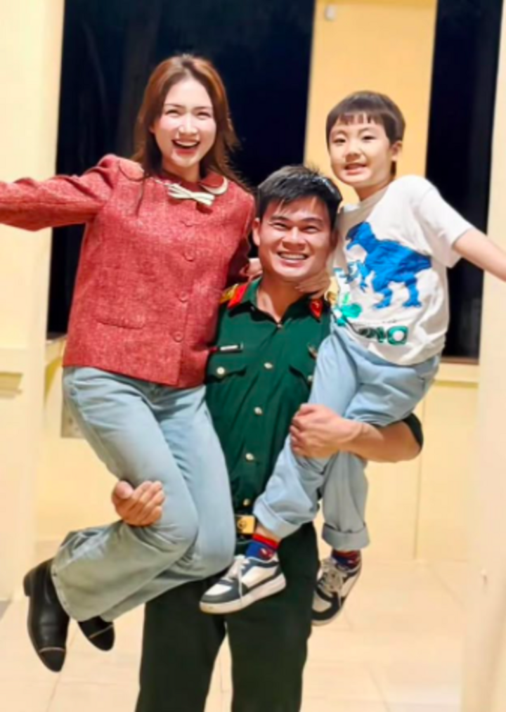 Đại uý Văn Cương bế bổng hai mẹ con Hoà Minzy.