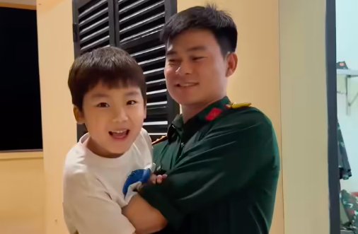 'Tan chảy' clip con trai Hòa Minzy thăm Đại úy Văn Cương, quấn quýt không rời