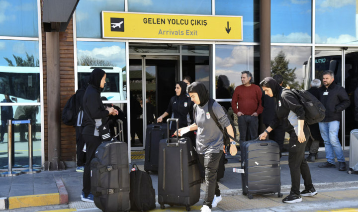 Các thành viên đội tuyển bóng đá nữ quốc gia Iran bên ngoài sân bay. (Nguồn: Reuters)