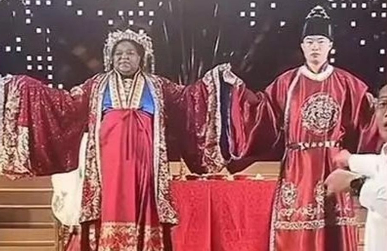 Chú rể Trung Quốc cưới cô dâu Mỹ hơn 20 tuổi: Tin đồn ‘10 triệu USD’ và biểu cảm ‘gây bão’ của mẹ chồng