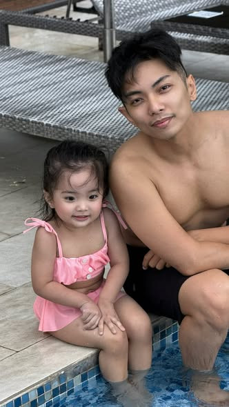 Lisa - con gái út nhà Khánh Thi - Phan Hiển khiến bố bị 'lu mờ' - Ảnh 4.