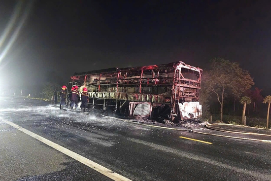 Ô tô khách chở 44 người nổ lốp trước, bốc cháy