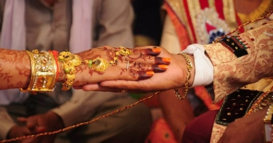 Sốc trước nhan sắc chú rể lớn tuổi, cô dâu 20 tuổi ngất xỉu ngay tại hôn lễ