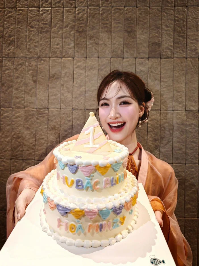 Thực hư việc Hòa Minzy bất ngờ được tặng 6 cây vàng? - Ảnh 2.