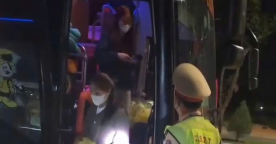 Xử phạt xe khách 38 chỗ chở 53 người trên quốc lộ 1 qua Đà Nẵng