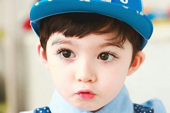 Bé trai nổi tiếng toàn cầu vì đôi mắt đẹp như tranh vẽ giờ ra sao?