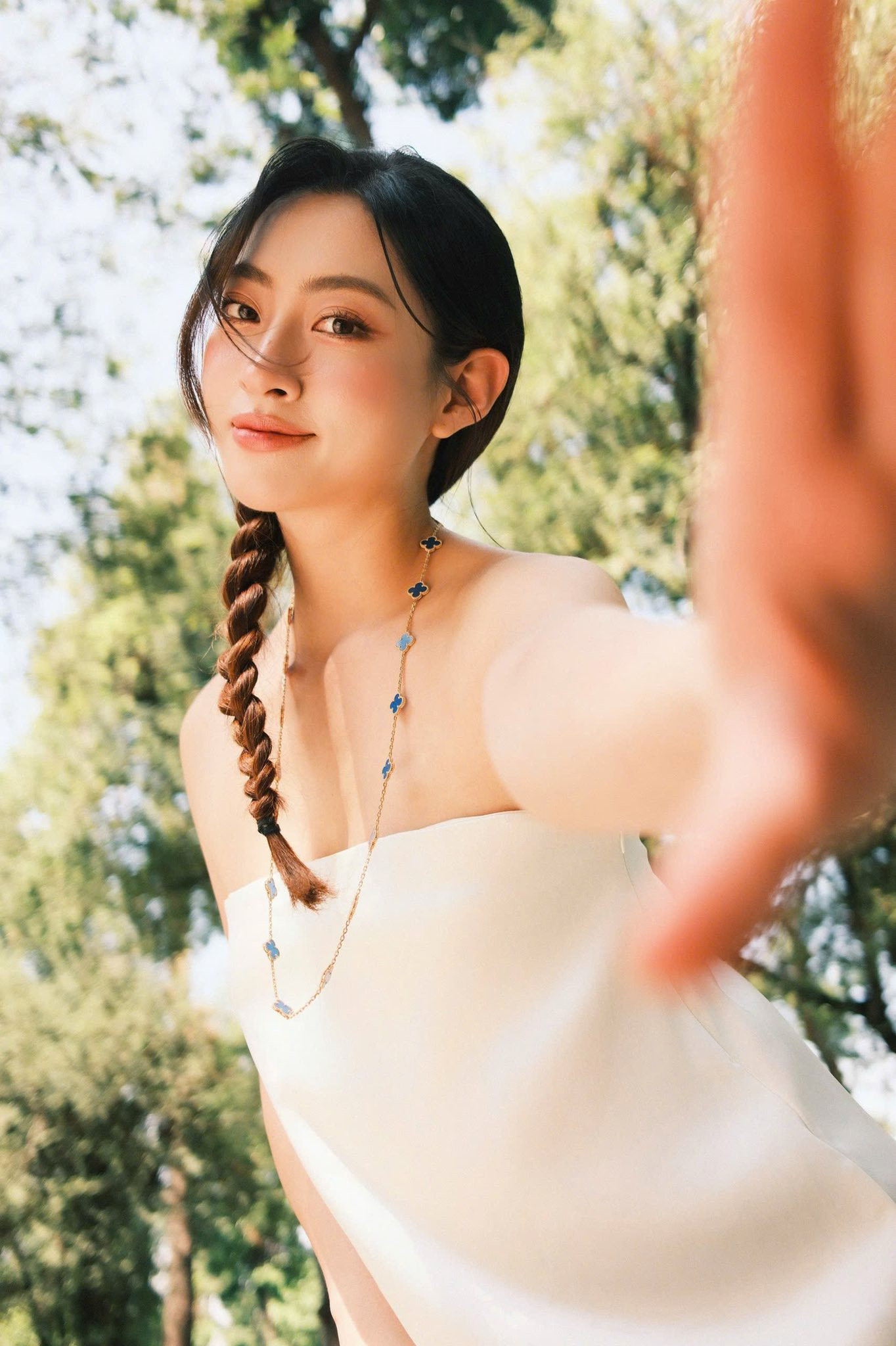 Lương thùy Linh tỏa sáng với set đồ gần 900 triệu đồng dạo phố - Ảnh 8.