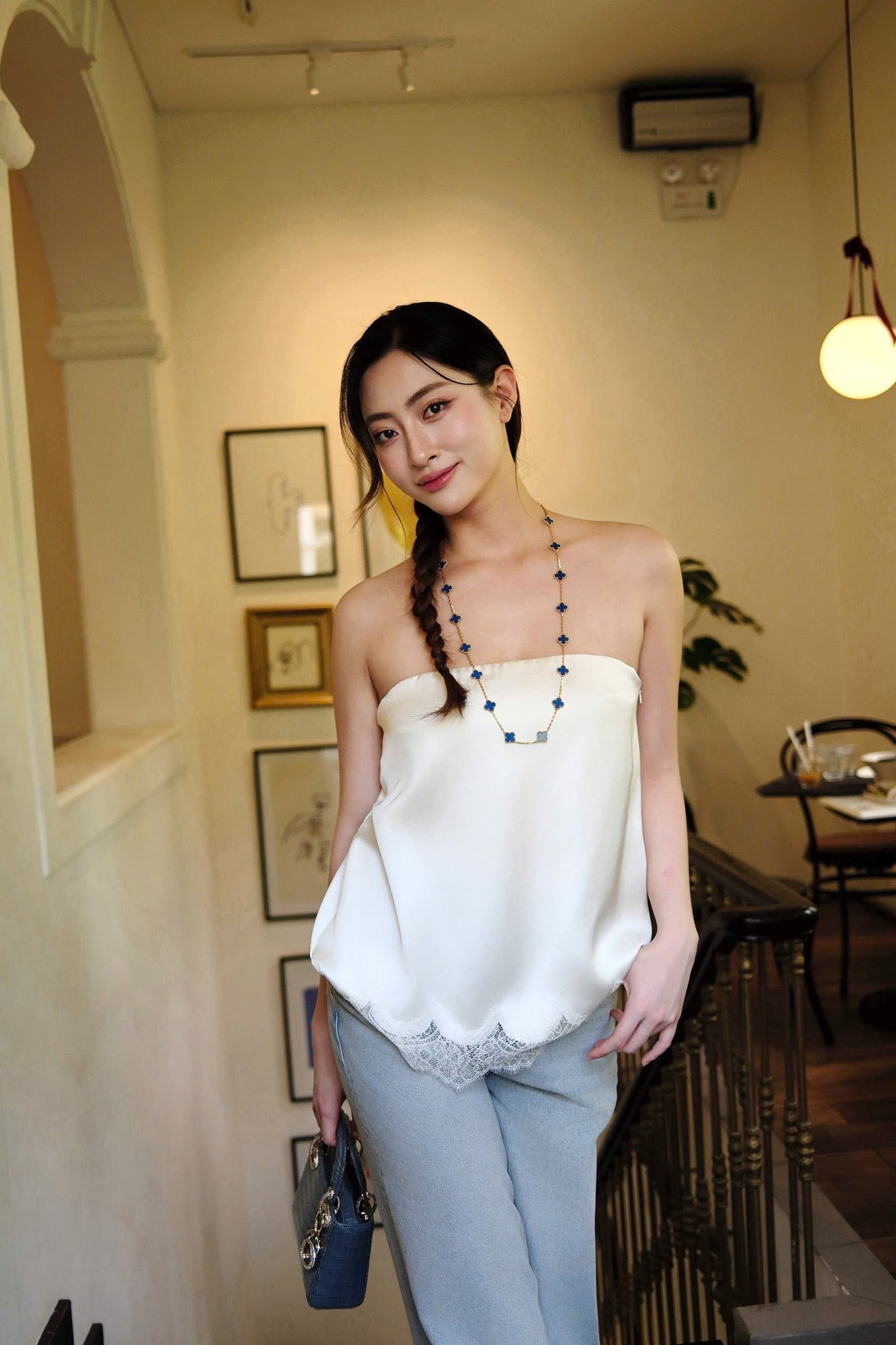 Lương thùy Linh tỏa sáng với set đồ gần 900 triệu đồng dạo phố - Ảnh 10.