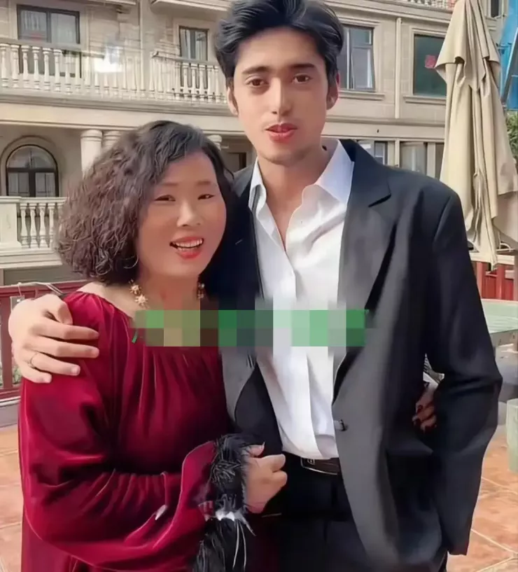 Chàng tiếp viên 26 tuổi cưới vợ U50, nhan sắc cô dâu khiến cả họ