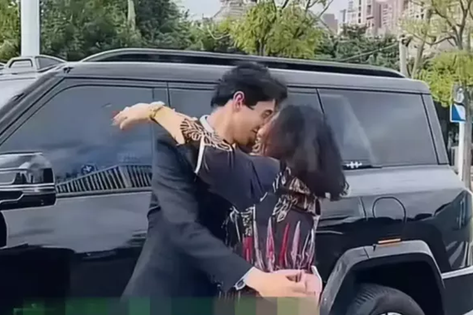 Chàng tiếp viên 26 tuổi kết hôn với nữ đại gia U50, dung mạo cô dâu gây bất ngờ