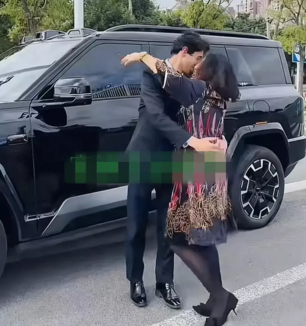 Chàng tiếp viên 26 tuổi cưới vợ U50, nhan sắc cô dâu khiến cả họ