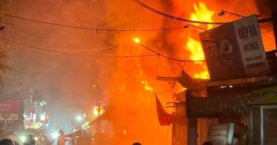 Cháy nhà trên phố Định Công Hạ, Hà Nội
