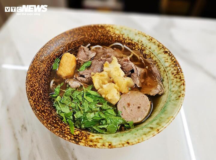 Tô bún bò tại quán 5T được chế biến theo công thức riêng, chú trọng chất lượng và hương vị.