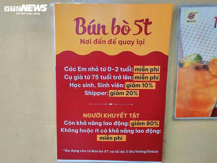 Tấm bảng tại quán bún bò 5T thu hút sự chú ý của nhiều khách hàng giữa thời điểm giá cả leo thang.