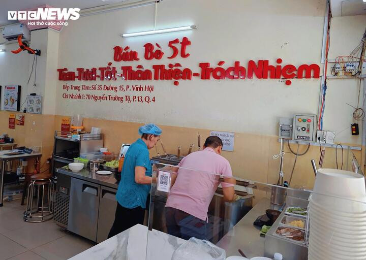 Anh Nguyễn Thành Thuận trực tiếp chuẩn bị món ăn cho khách, duy trì chất lượng từng tô bún mỗi ngày.