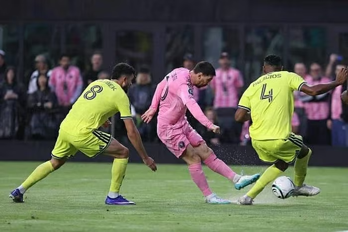 Lionel Messi chạm mốc 900 bàn bằng siêu phẩm “xé gió”: Kỷ lục chưa từng có - Ảnh 1.