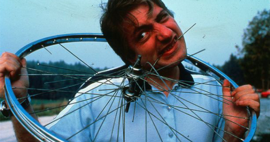 Người đàn ông ăn cả xe đạp, máy bay: Kỷ lục Guinness khó tin nhất thế giới